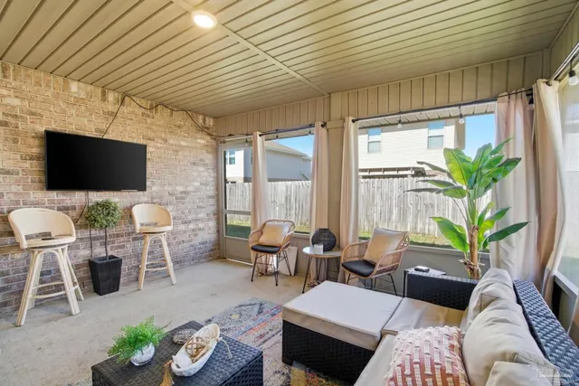 a view of a house with backyard