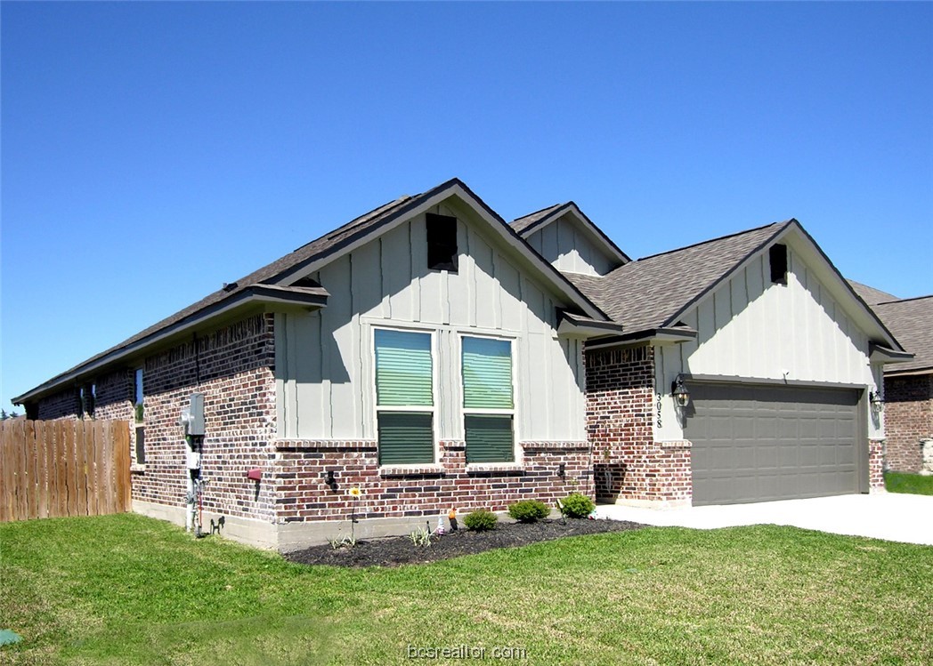 a front view of house with yard