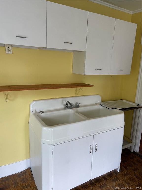 33 West Main Street, Unit 3 Sharon, CT 06069 - Photo 10 of 20 Farmers' sink is classic and deep.