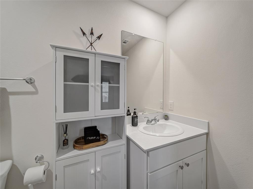 921 West 9th Street Bonham, TX 75418 - Photo 11 of 22 Primary Ensuite Bathroom with vanity and a textured wall