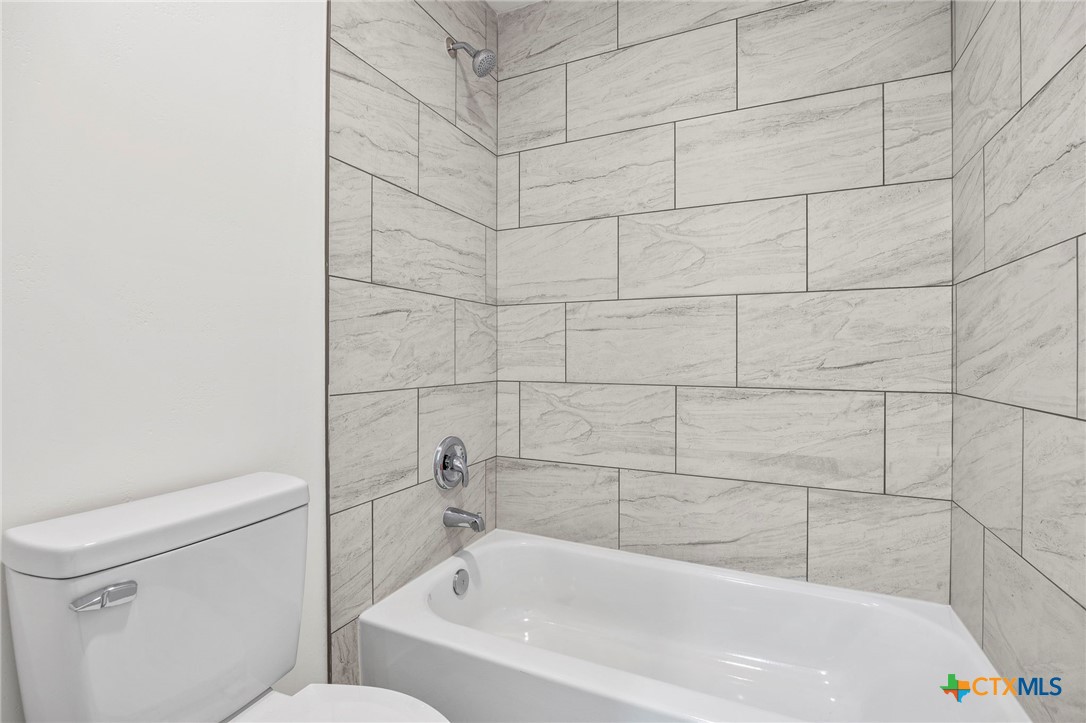 108 Skyline Road Georgetown, TX 78628 - Photo 29 of 48 a bathroom with a bathtub and toilet