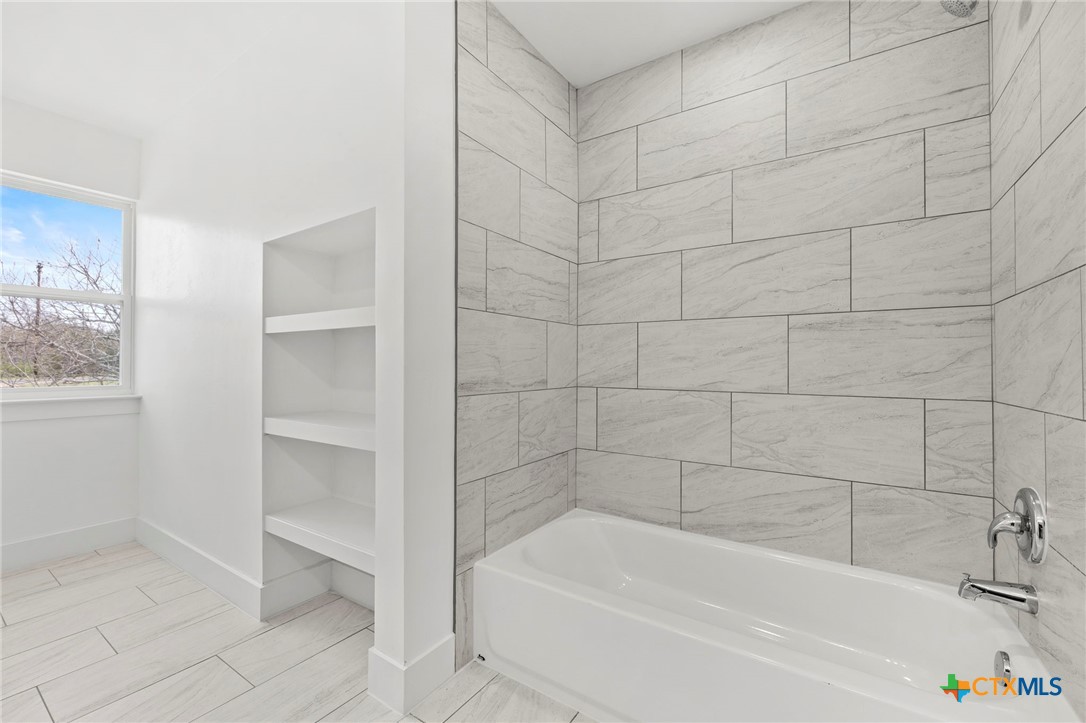 108 Skyline Road Georgetown, TX 78628 - Photo 33 of 48 a bathroom with a bathtub