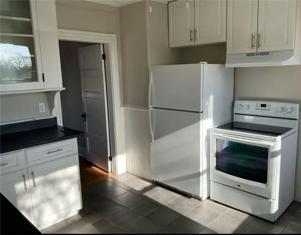 $2,000 | 12 Caswell Avenue, Unit 2, Newport, RI 02840