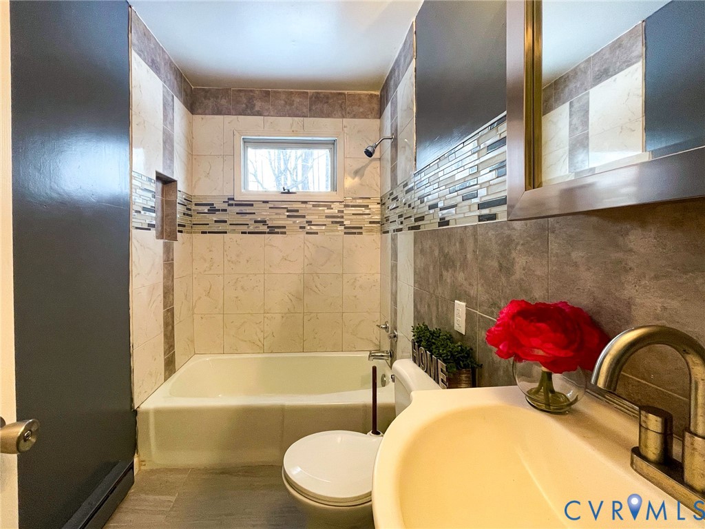 3867 Longview Road Kenbridge, VA 23944 - Photo 16 of 25 a bathroom with a sink mirror bathtub and toilet