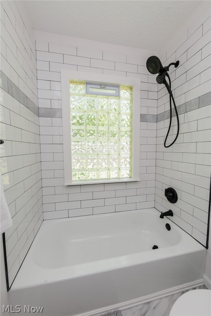 173 Wichita Place Akron, OH 44313 - Photo 24 of 32 Bathtub with subway tile