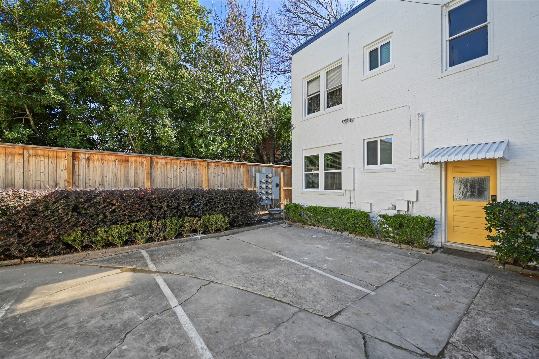 808 Sul Ross Street, Unit 2 Houston, TX 77006 - Photo 11 of 11 a front view of a house with garden