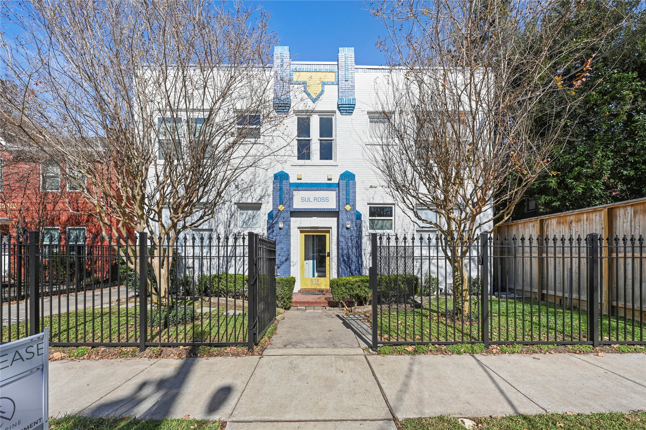 808 Sul Ross Street, Unit 2 Houston, TX 77006 - Photo 2 of 11 a front view of a house with a garden