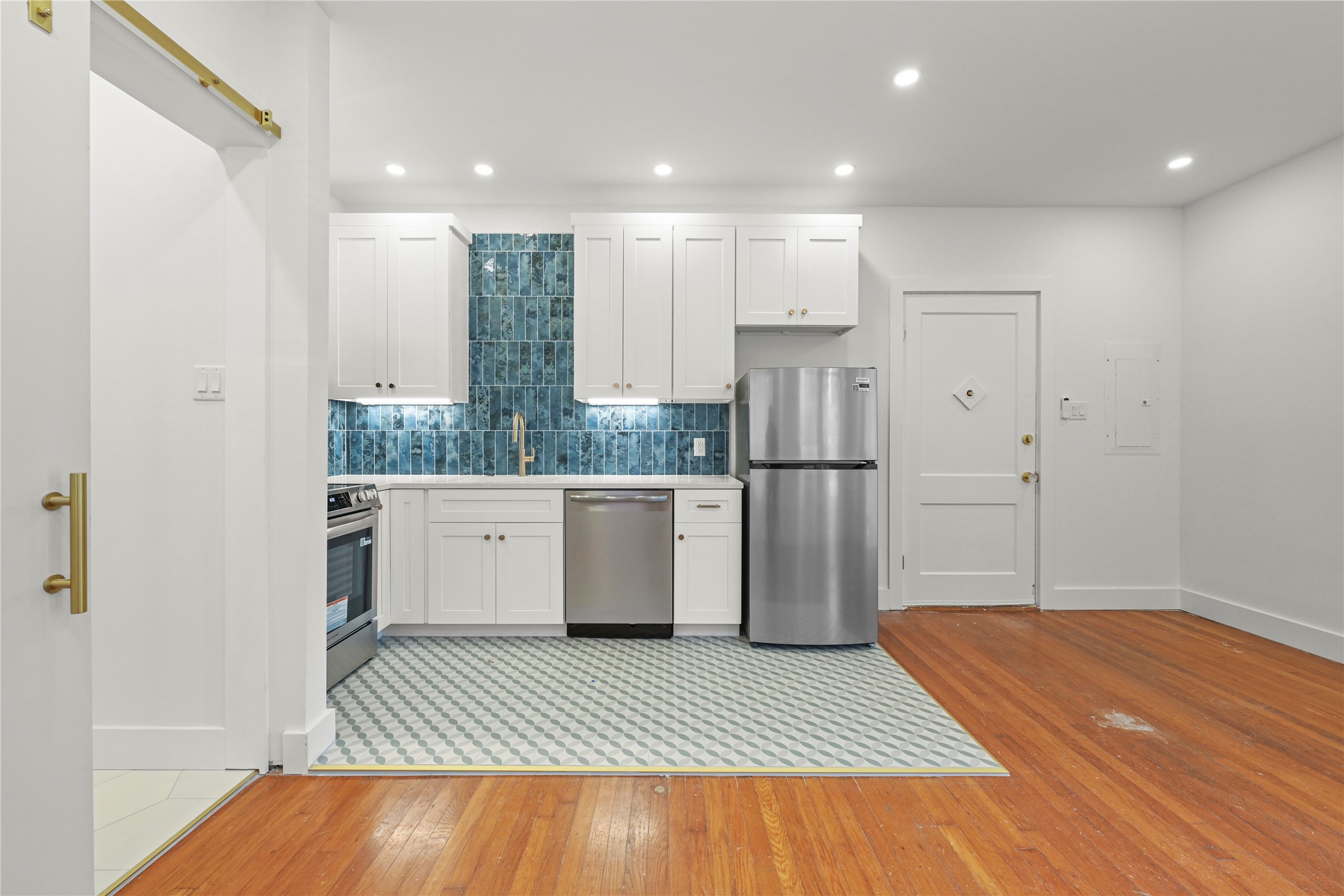 808 Sul Ross Street, Unit 2 Houston, TX 77006 - Photo 3 of 11 a view of kitchen with stainless steel appliances granite countertop a refrigerator and a sink