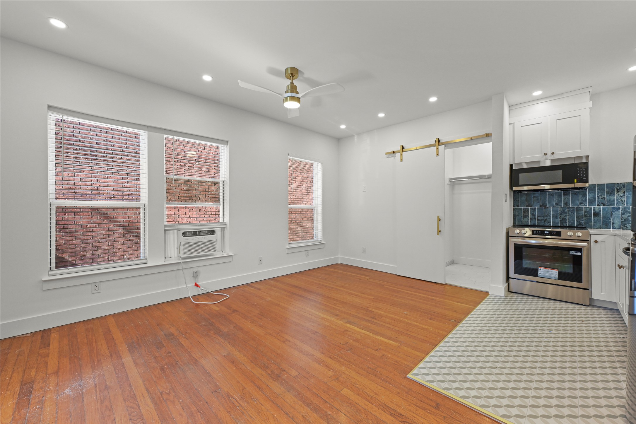 808 Sul Ross Street, Unit 2 Houston, TX 77006 - Photo 8 of 11 a view of an empty room with a fireplace and a window