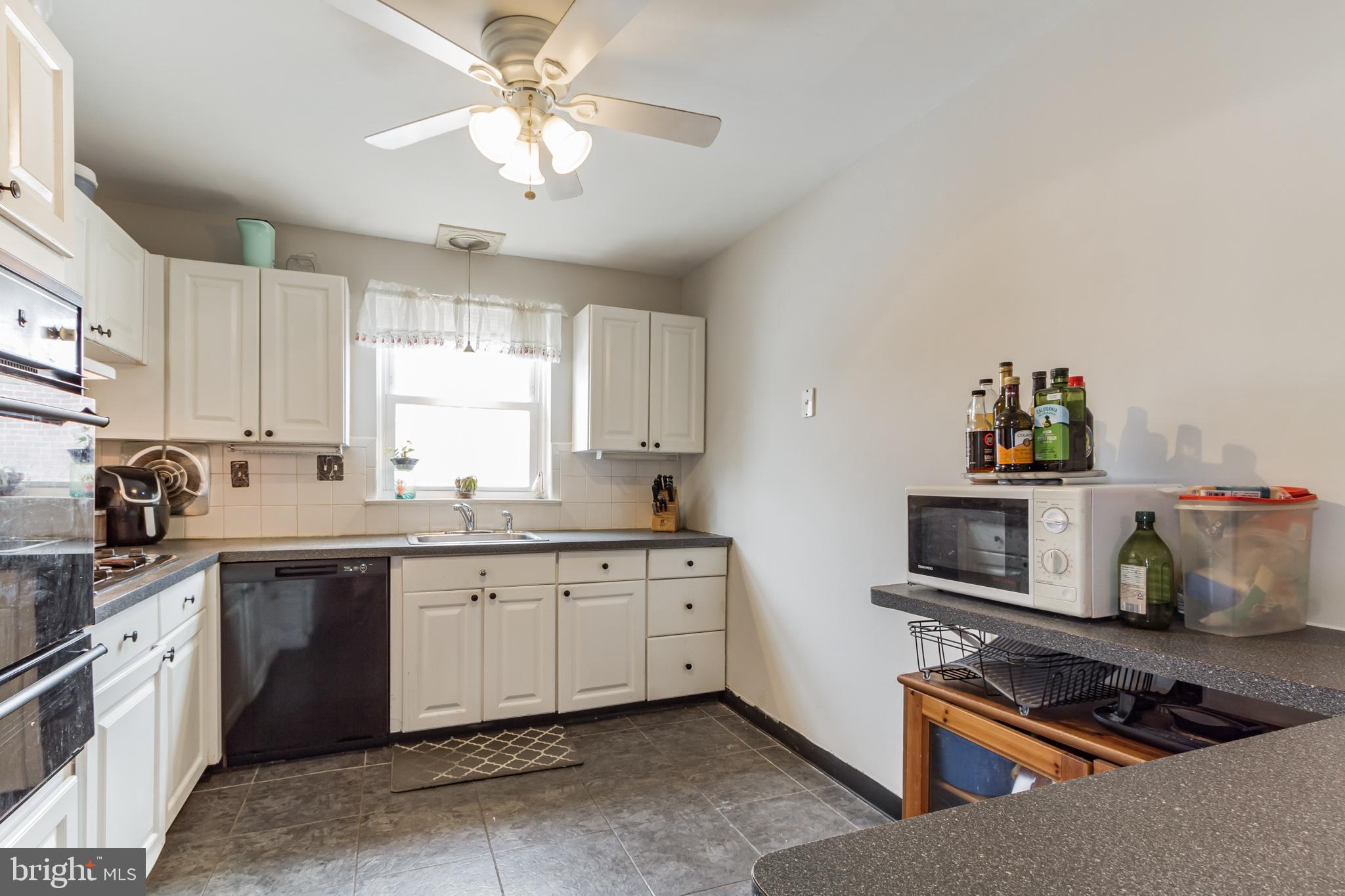 9824 Hardy Road Philadelphia, PA 19115 - Photo 11 of 31 Breakfast bar