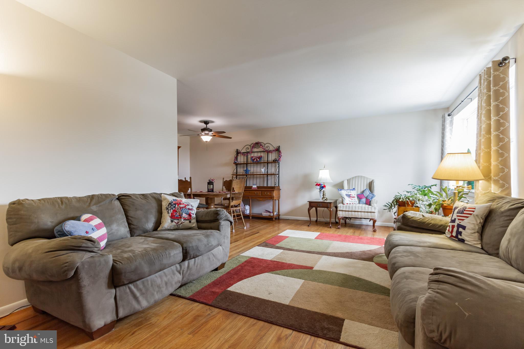 9824 Hardy Road Philadelphia, PA 19115 - Photo 3 of 31 Spacious and open living room entrance