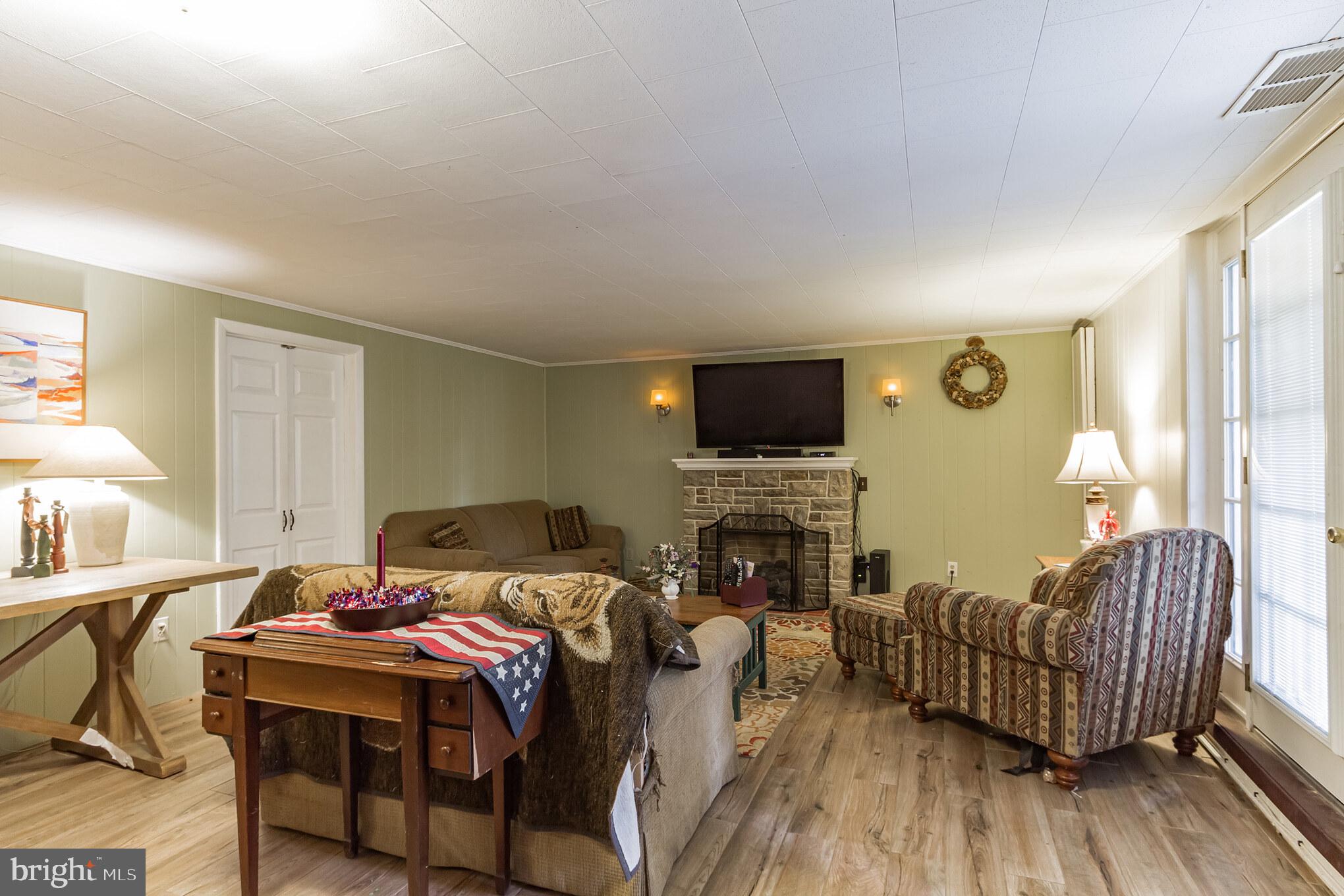 9824 Hardy Road Philadelphia, PA 19115 - Photo 22 of 31 New laminate flooring