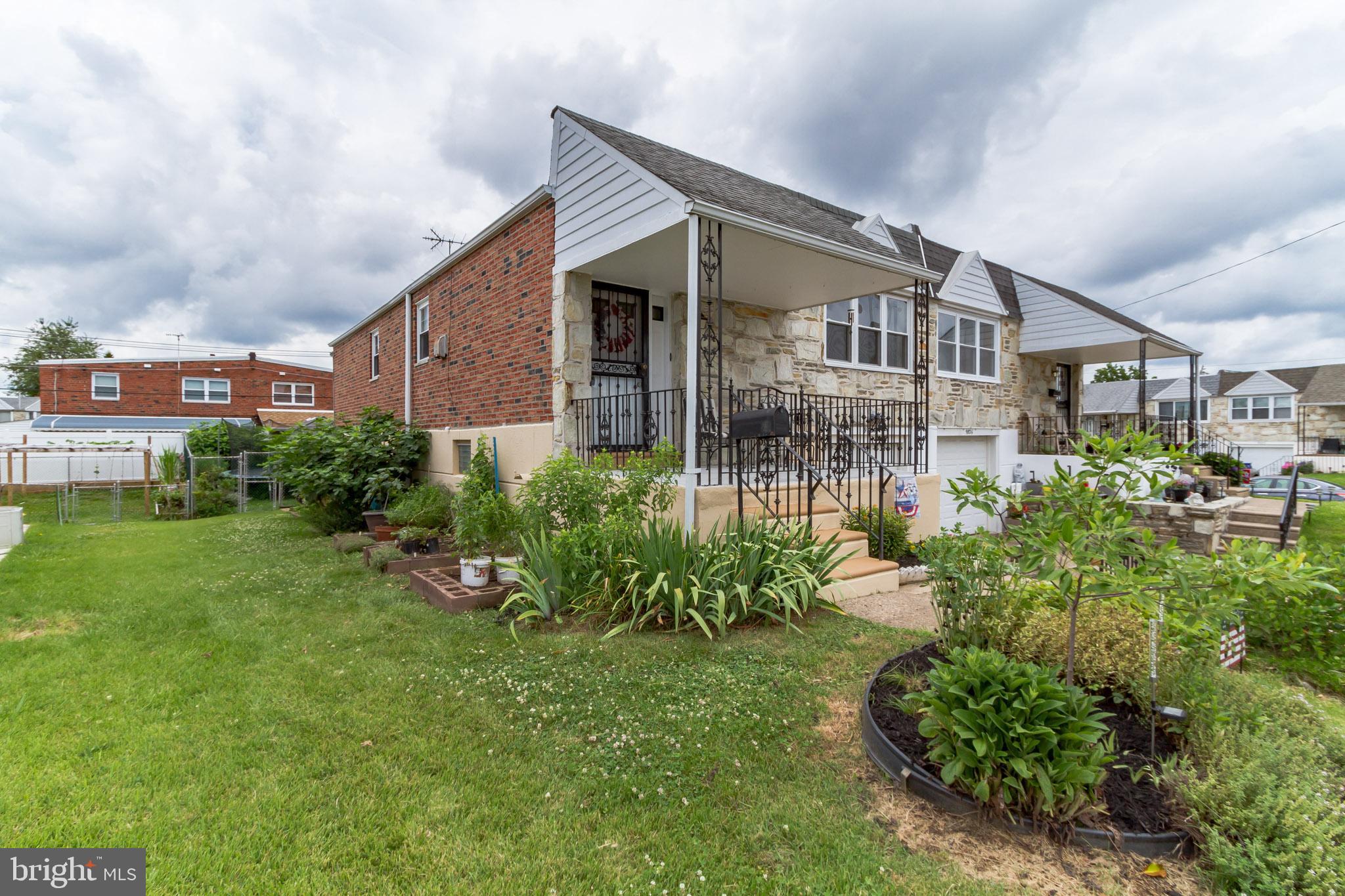 9824 Hardy Road Philadelphia, PA 19115 - Photo 28 of 31 Spacious and well groomed side yard