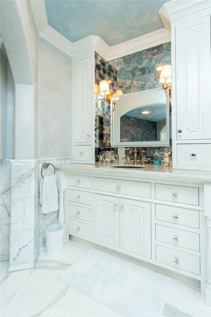 330 Kempton Road Glendale, CA 91202 - Photo 39 of 75 a bathroom with a sink and a mirror