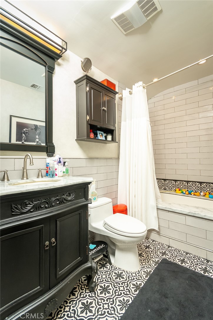 330 Kempton Road Glendale, CA 91202 - Photo 45 of 75 a bathroom with a sink toilet and shower