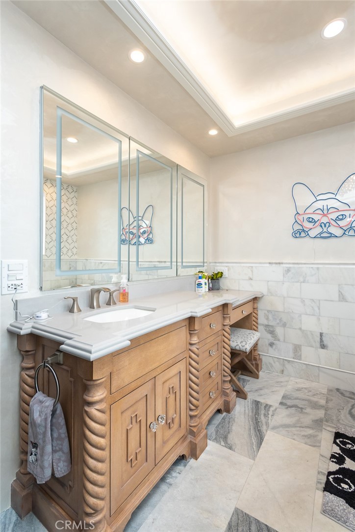 330 Kempton Road Glendale, CA 91202 - Photo 48 of 75 a bathroom with a sink a vanity and a mirror