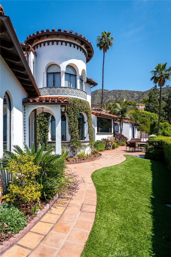 330 Kempton Road Glendale, CA 91202 - Photo 73 of 75 a front view of a house with a garden