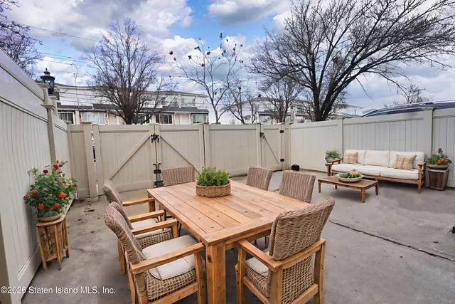 a view of garage yard