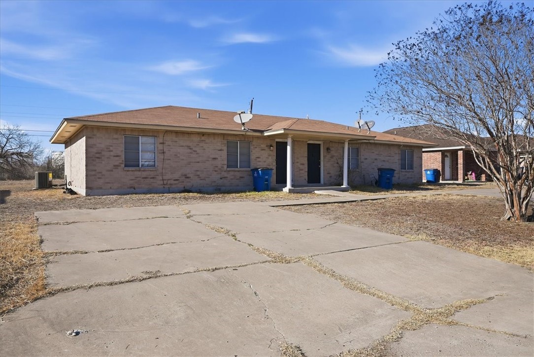 124 Kerry Drive, Unit 2 George West, TX 78022 - Photo 2 of 11