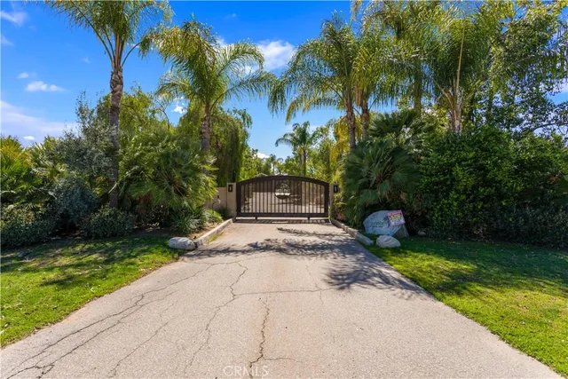 a view of a back yard