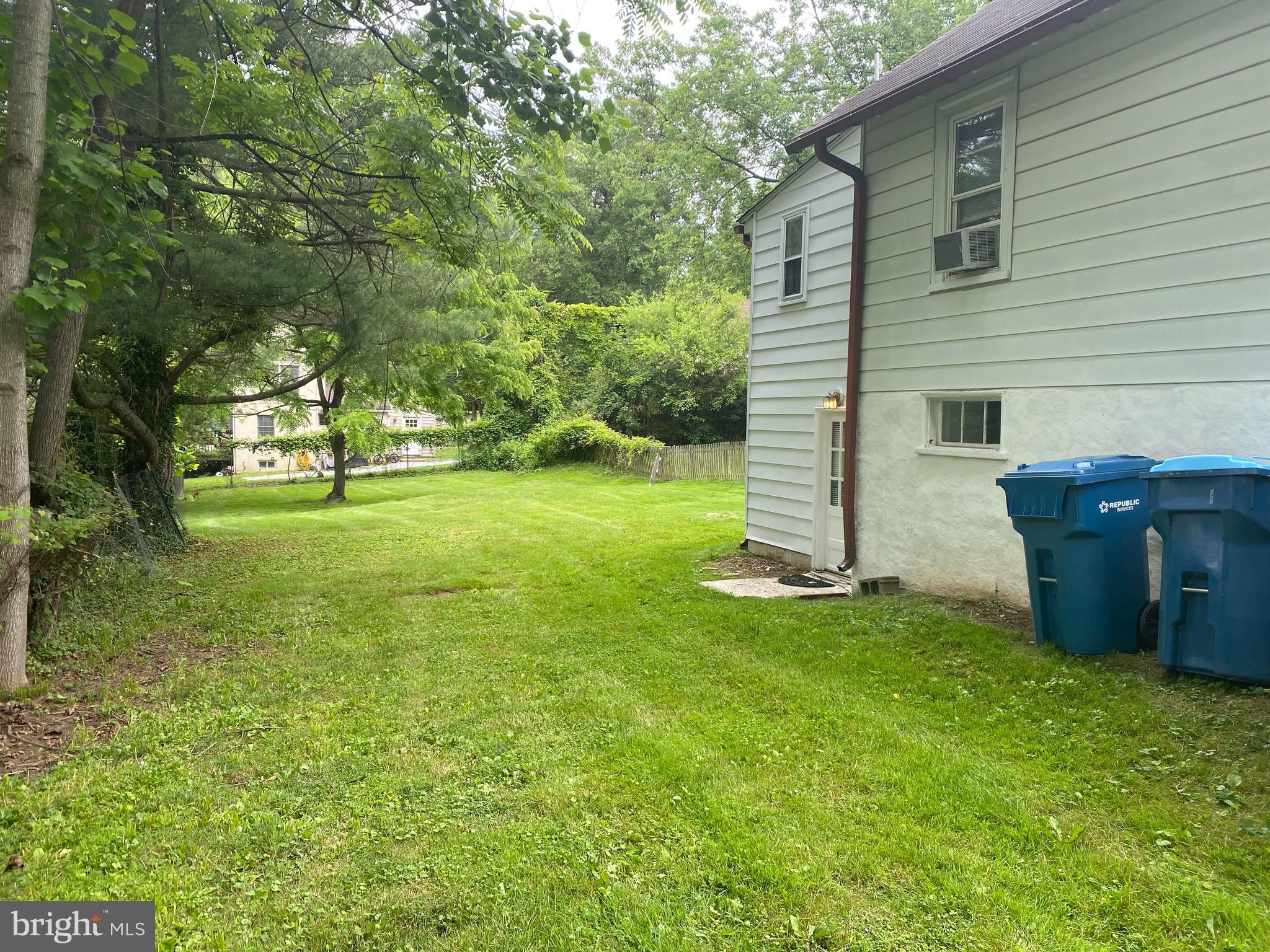 959 Radnor Road Wayne, PA 19087 - Photo 6 of 35 Nice side yard!