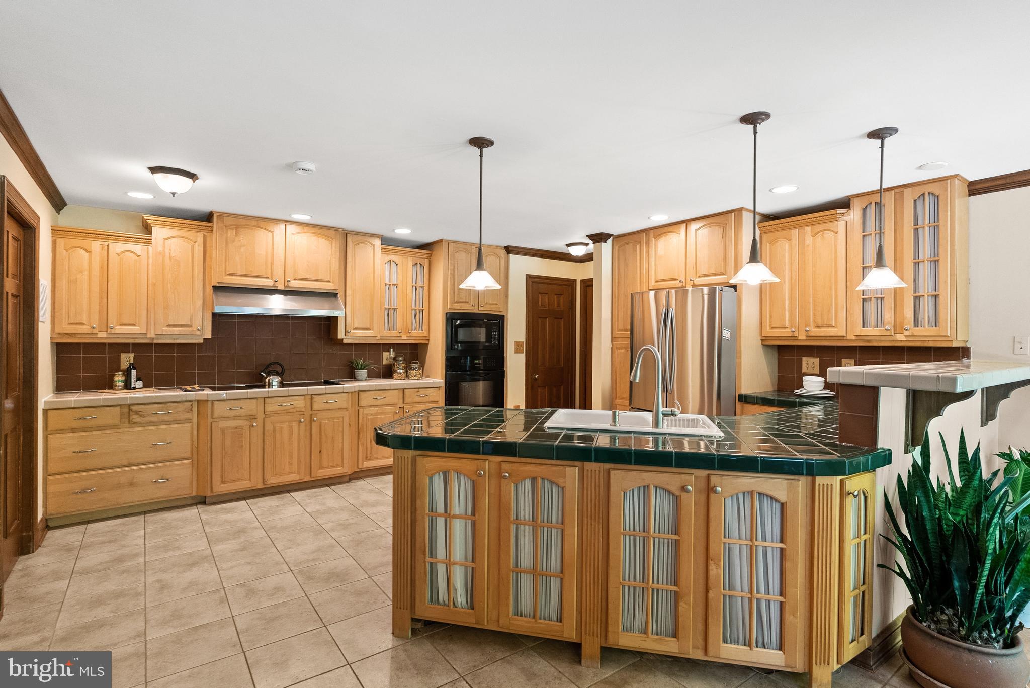12316 Hatton Point Road Fort Washington, MD 20744 - Photo 12 of 55 Large eat-in kitchen