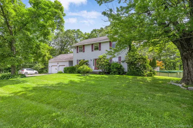 a view of a house with backyard and garden
