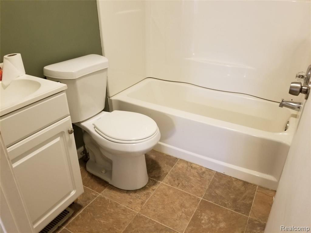 1410 South Hospital Road Waterford, MI 48327 - Photo 8 of 21
