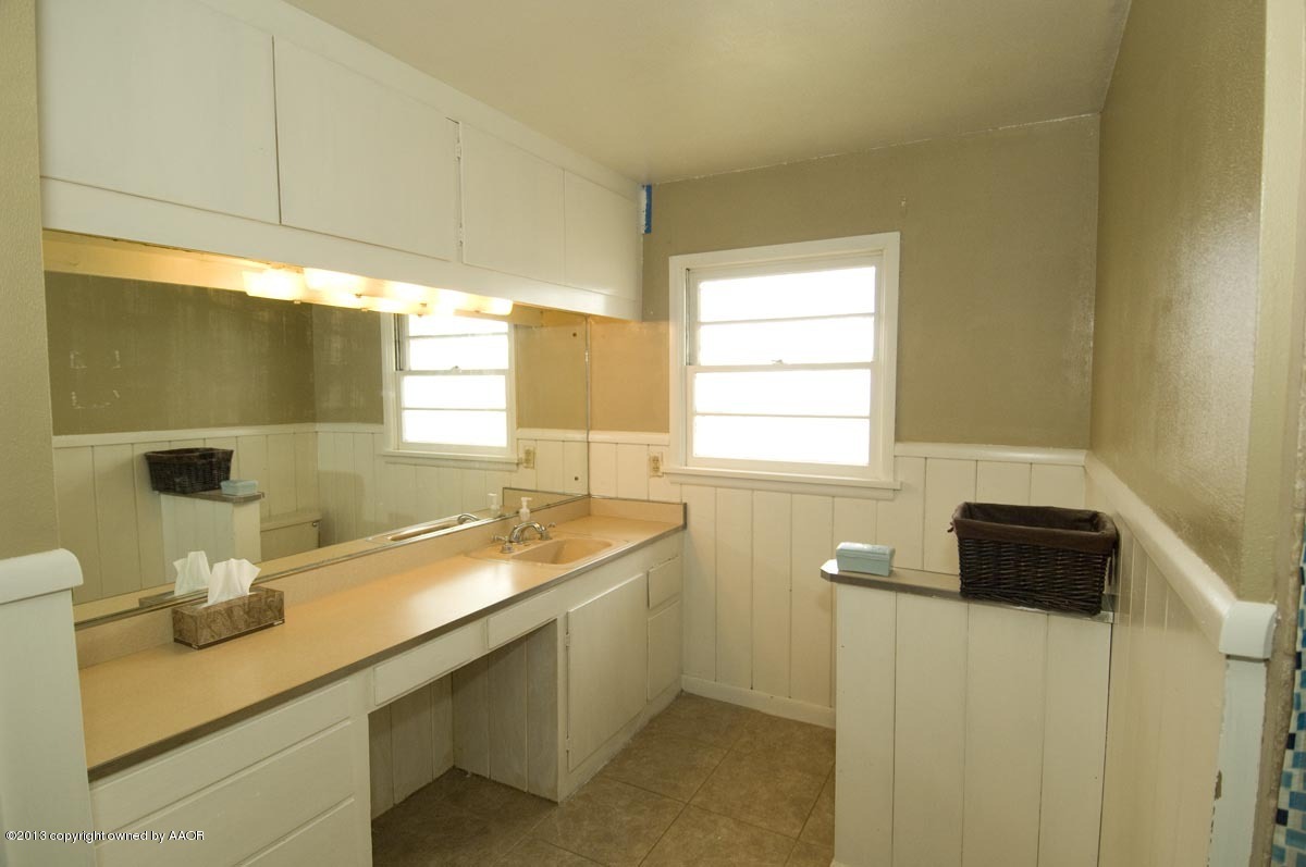 4218 Camp Lane Amarillo, TX 79110 - Photo 18 of 34 BATHROOM 2 VIEW 1