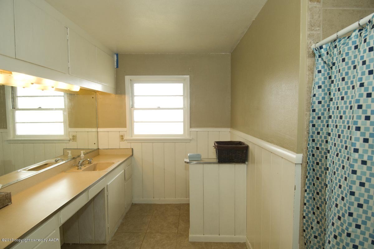 4218 Camp Lane Amarillo, TX 79110 - Photo 19 of 34 BATHROOM 2 VIEW 3