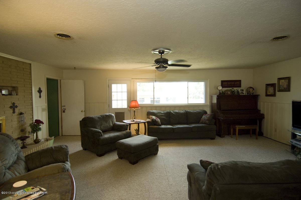 4218 Camp Lane Amarillo, TX 79110 - Photo 5 of 34 LIVING AREA VIEW 3