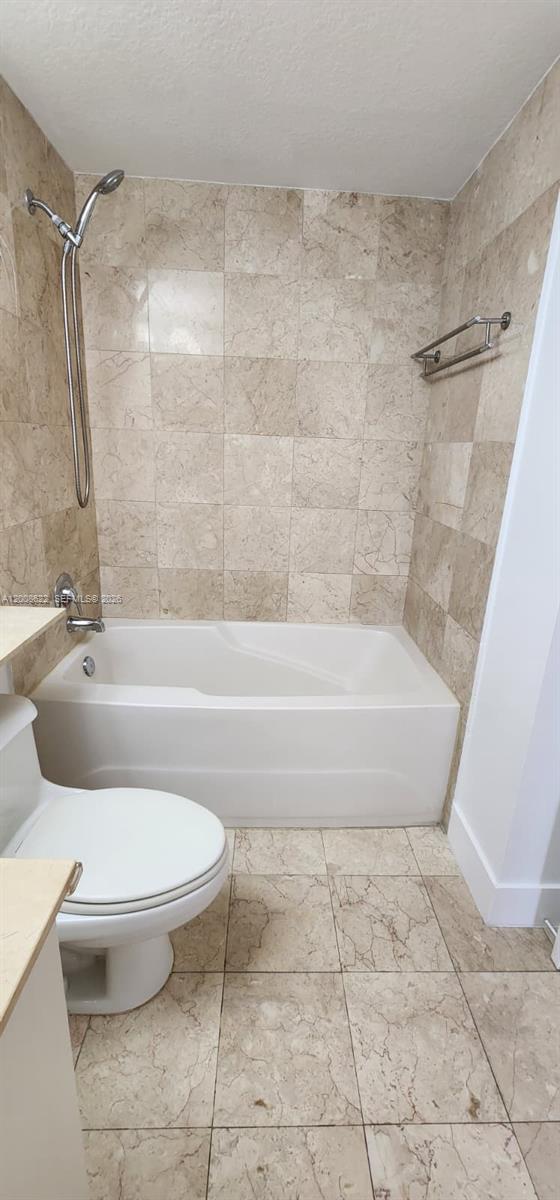 170 Southeast 14th Street, Unit 1408 Miami, FL 33131 - Photo 12 of 30 a bathroom with a toilet and a bathtub