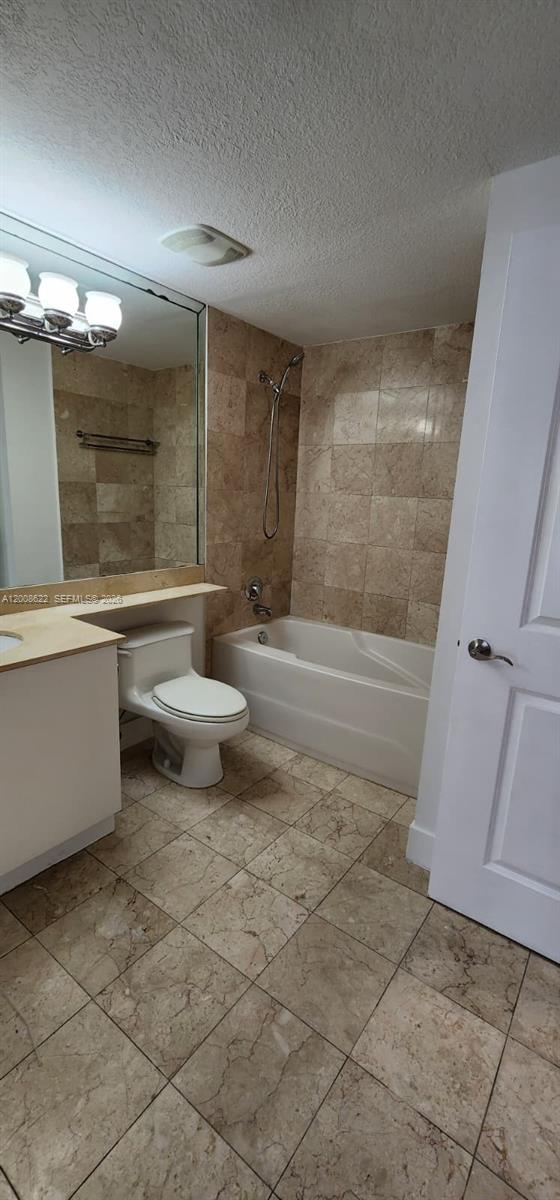 170 Southeast 14th Street, Unit 1408 Miami, FL 33131 - Photo 10 of 30 a bathroom with a toilet a sink and bathtub