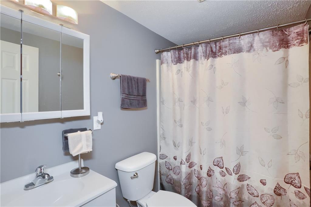 517 Ridge Avenue Carnegie, PA 15106 - Photo 25 of 38 Top Unit - Bathroom.