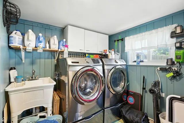 a view of entryway with a flower pot and a rug