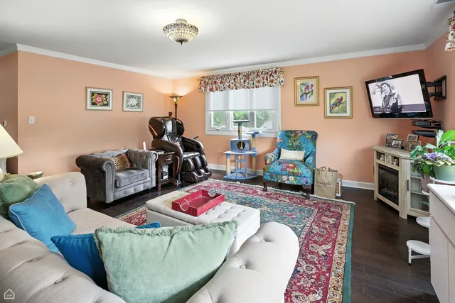 a view of a house with backyard and trees