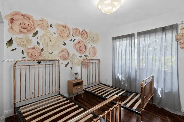 a view of room with a small yard