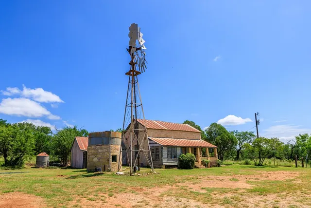 $1,822,222 | 1825 Onion Creek Road, Doss, TX 78618