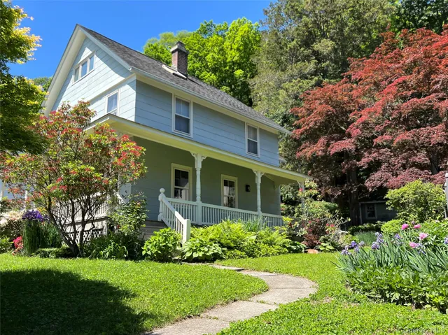 a view of a house with a yard