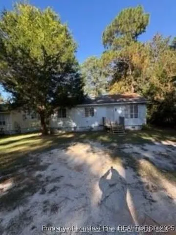 a view of a yard with a house