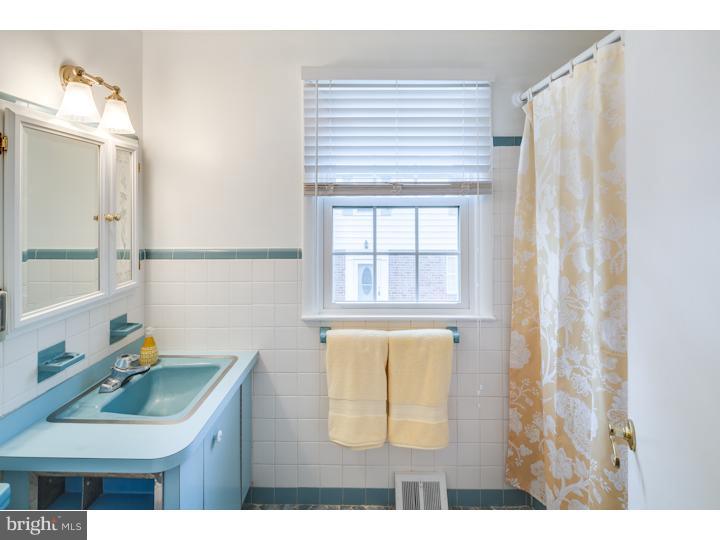 1137 Morefield Road Philadelphia, PA 19115 - Photo 18 of 20 Bathroom