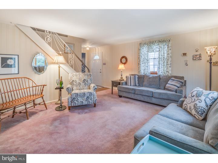 1137 Morefield Road Philadelphia, PA 19115 - Photo 7 of 20 Living Room