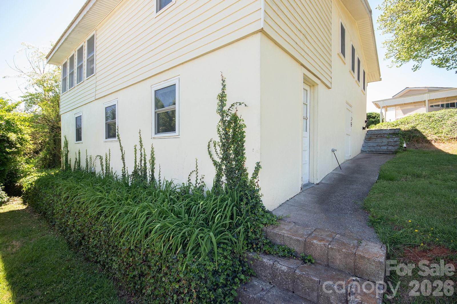 59 South Front Street Franklin, NC 28734 - Photo 2 of 40