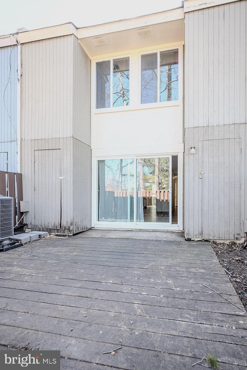 2202 Southgate Square Reston, VA 20191 - Photo 25 of 26 a view of an empty room with a window