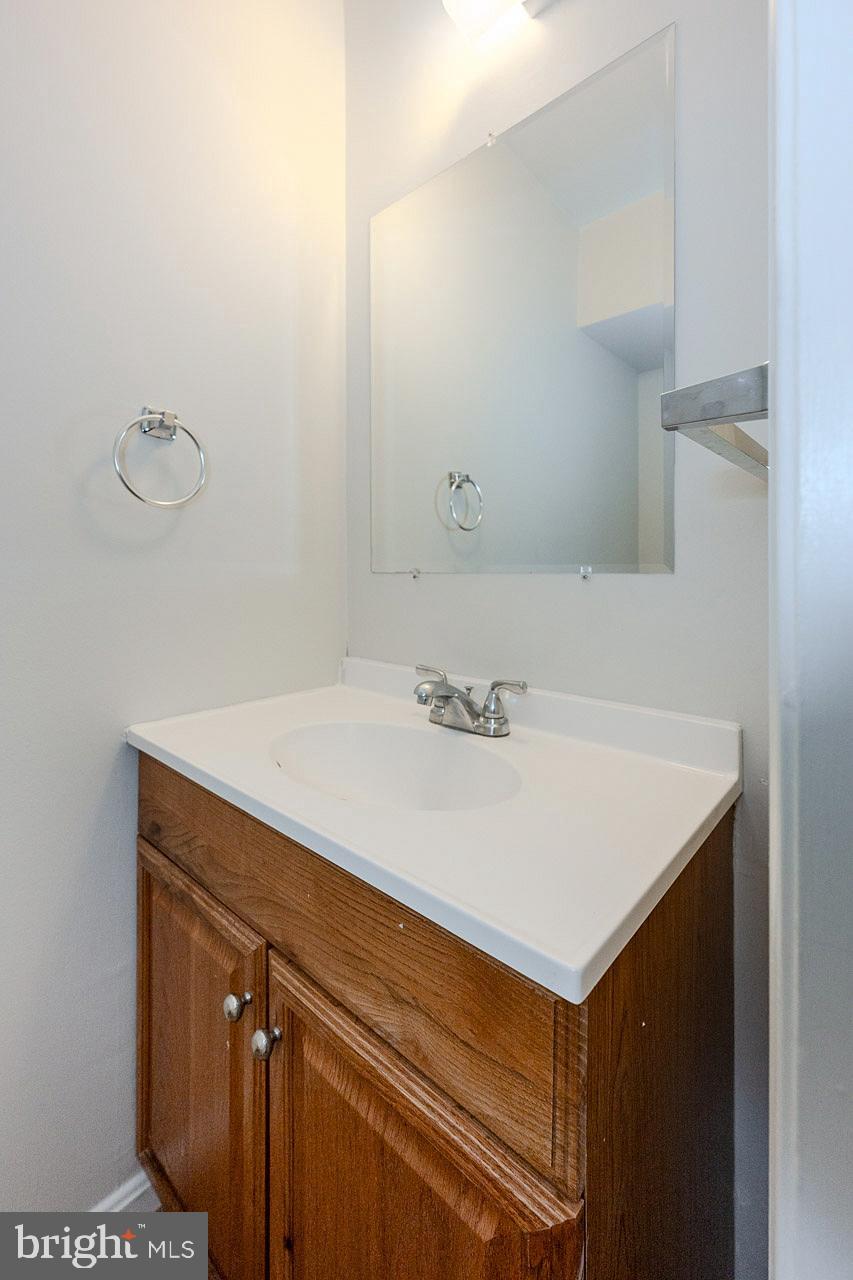 2202 Southgate Square Reston, VA 20191 - Photo 9 of 26 a bathroom with a sink and a mirror