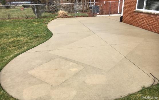 30461 Ridgefield Avenue Warren, MI 48088 - Photo 17 of 17 Patio.jpg