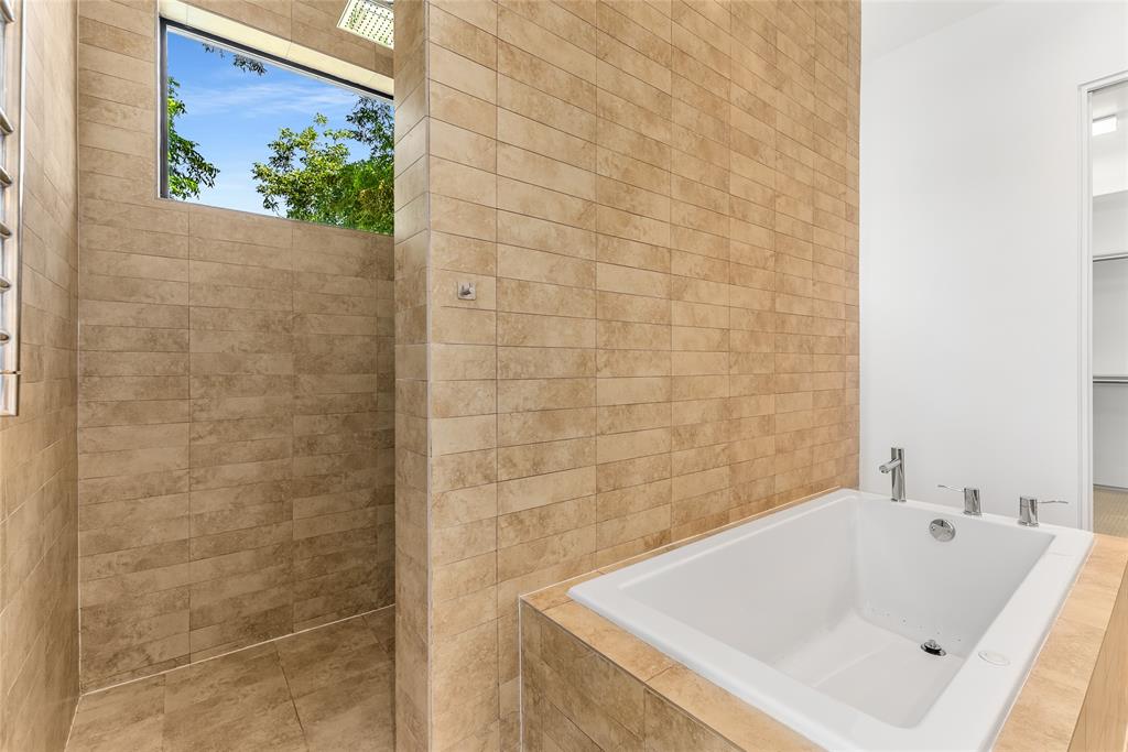 1505 North Haskell Avenue, Unit 5 Dallas, TX 75204 - Photo 25 of 40 a bathroom with a tub