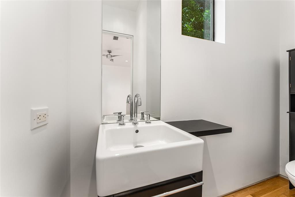 1505 North Haskell Avenue, Unit 5 Dallas, TX 75204 - Photo 32 of 40 a bathroom with a sink and a mirror