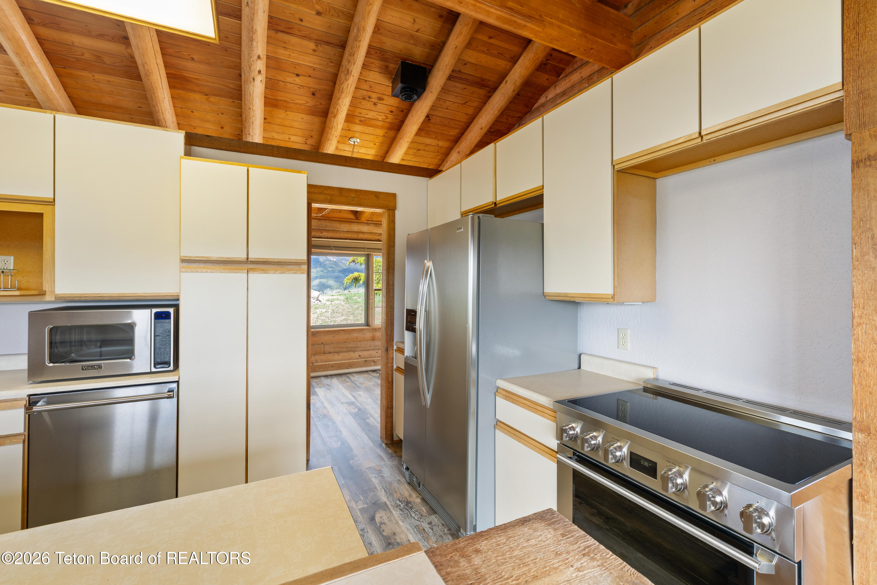 555 Ridgeview Drive Jackson, WY 83001 - Photo 11 of 23 11 Kitchen Range and Refrigerator