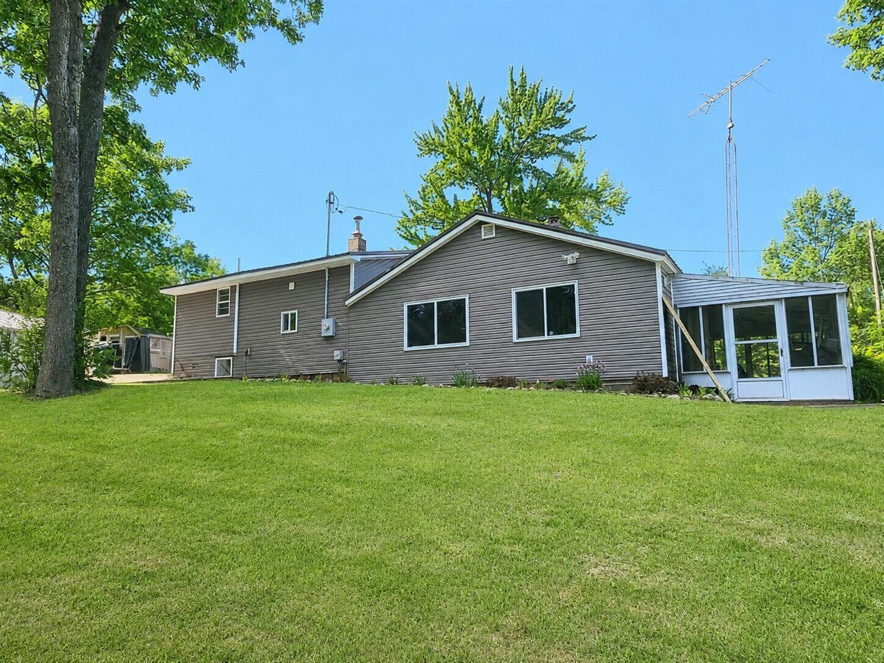 3119 West Maple Grove Road Farwell, MI 48622 - Photo 3 of 18
